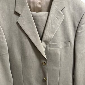 Men’s Perry Ellis tan suit set.
